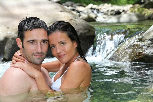 Nahaufnahme eines fröhlichen Paares beim Baden im Fluss — Stockfoto