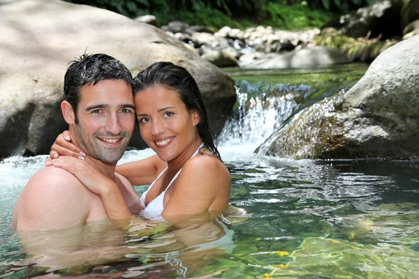 Primer plano de pareja alegre bañándose en el río —  Fotos de Stock