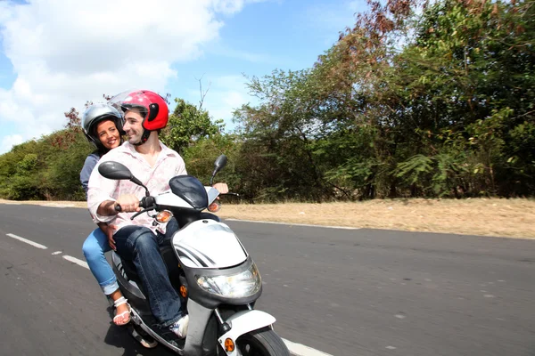 Motocicleta de passeio de casal em uma estrada rural — Fotografia de Stock