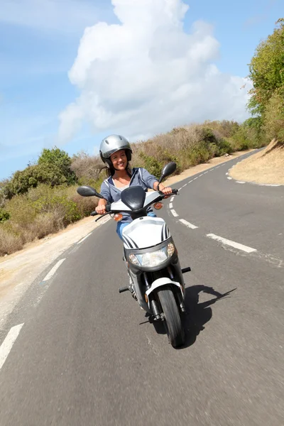 Молода жінка верхи на мотоциклі — стокове фото