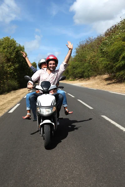 国の道路に乗ってスクーターを楽しむカップル — ストック写真