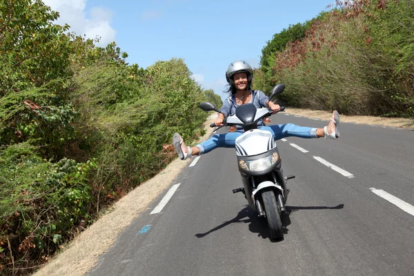 Mujer joven montando moto — Foto de Stock