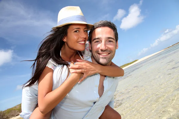 Amantes disfrutando de un día soleado en la playa —  Fotos de Stock