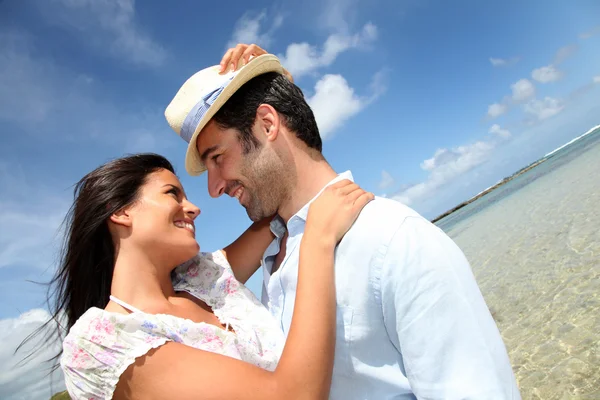 Couple of lovers embracing each other at the beach — Stock Photo, Image