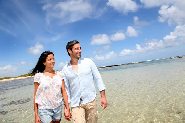 Pareja alegre caminando por el mar —  Fotos de Stock