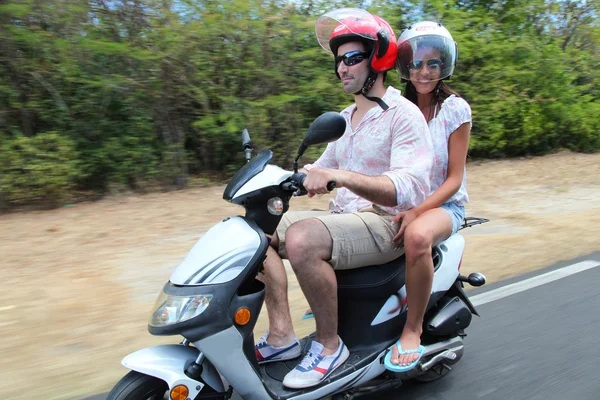 Pareja a caballo moto en un camino de campo —  Fotos de Stock