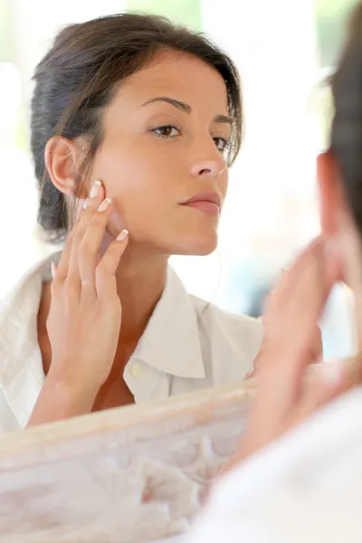 Retrato de mujer que aplica maquillaje de base en su cara —  Fotos de Stock