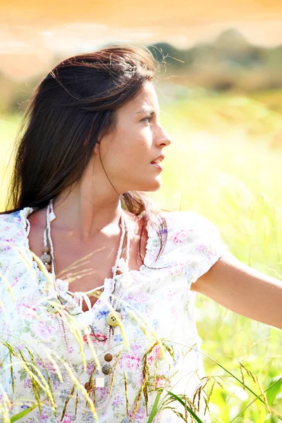 Beautiful woman in country field — Stock Photo, Image