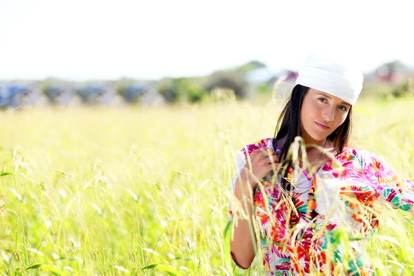 Hermosa chica gitana con bufanda de pie en el prado —  Fotos de Stock