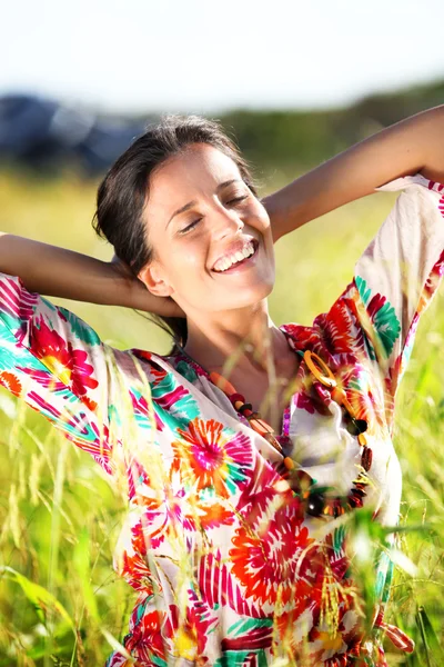 Mooie vrouw in veld land — Stockfoto