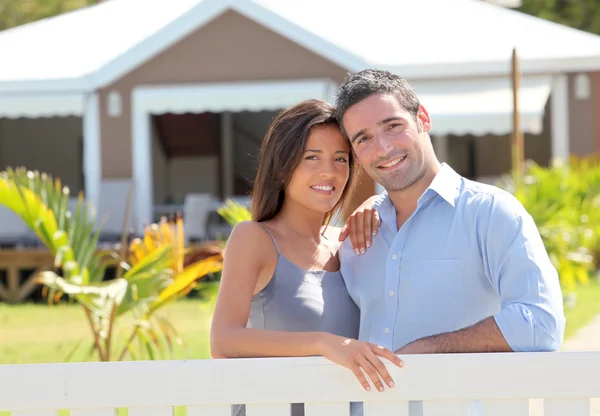 Couple standing in front of new home — Stock Photo, Image