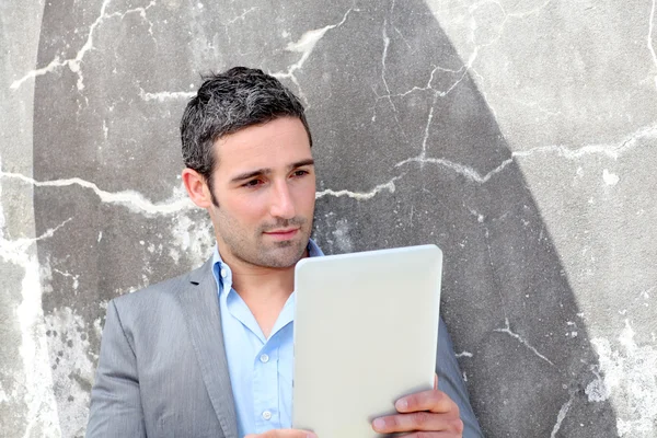 Affärsman med elektroniska tablett utanför kontoret — Stockfoto