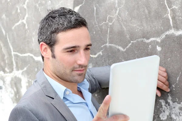 Zakenman met behulp van elektronische tablet buiten het kantoor — Stockfoto