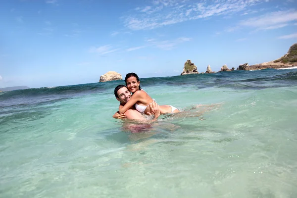 Cheerful couple swimming in the ocean — Stock Photo, Image