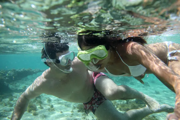 Pareja haciendo snorkel en aguas caribeñas — Foto de Stock