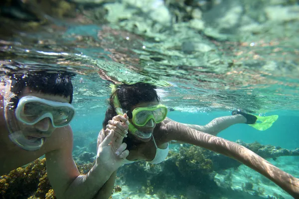 Couple plongée en apnée dans les eaux des Caraïbes — Photo