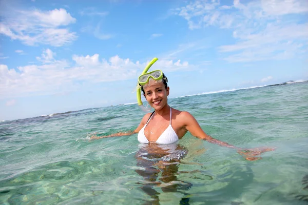 Улыбающаяся женщина в воде с подводным плаванием — стоковое фото