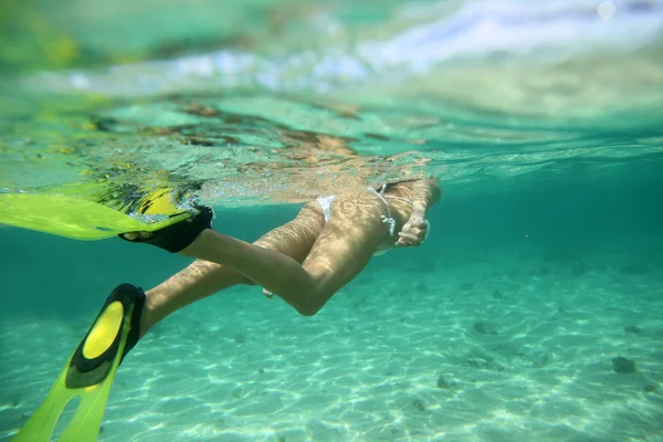 Primer plano de las aletas de snorkeler bajo el agua —  Fotos de Stock