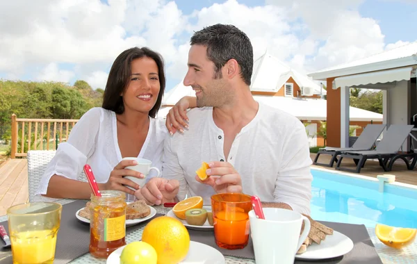 Casal alegre tomando café da manhã no terraço ao ar livre — Fotografia de Stock