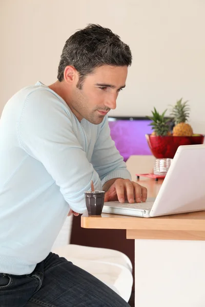 Człowiek w domu podłączony internet z laptopa — Zdjęcie stockowe