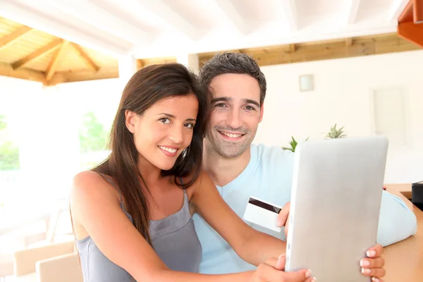 Paar zu Hause beim Online-Einkauf mit Tablet lizenzfreie Stockfotos