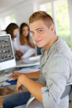 Office Masaüstü bilgisayar önünde oturan genç adam