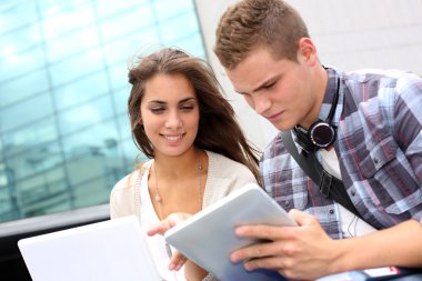 Öğrenciler üniversite bina dışında tablet kullanma