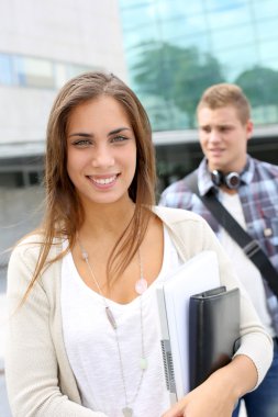 Üniversite kampüsünde yürüyen öğrenci portresi