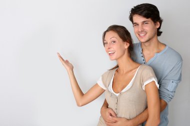 Beyaz arka planda genç bir çift mesaj belirliyor