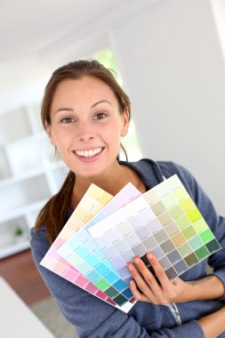 gülümseyen kız evi dekore etmek için renk şemaları holding