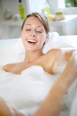 neşeli genç kadının Banyo zamanı