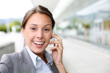 neşeli işkadını telefonda gülümseyen