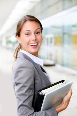 güzel iş kadını dış yapı ayakta portresi
