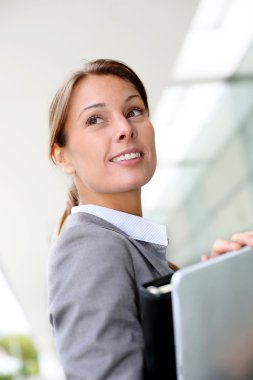 güzel iş kadını dış yapı ayakta portresi