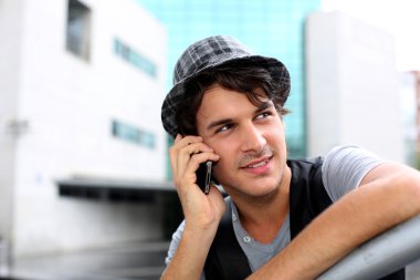 Mobil telefonda konuşurken şapkalı şık adam