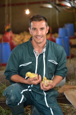 onun kollarında ducklings holding neşeli çiftçi