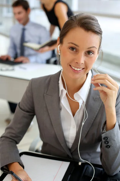 Affärskvinna prata mobil telefon med handsfree-enhet — Stockfoto