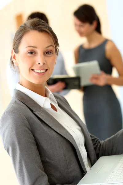 Donna d'affari che utilizza il computer portatile, attività in background — Foto Stock