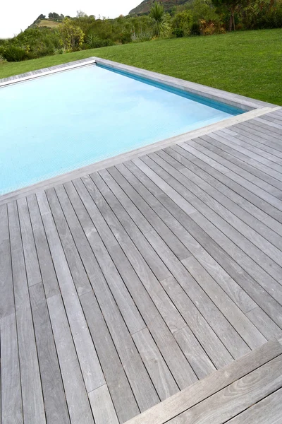 Gros plan de piscine privée et terrasse en bois — Photo