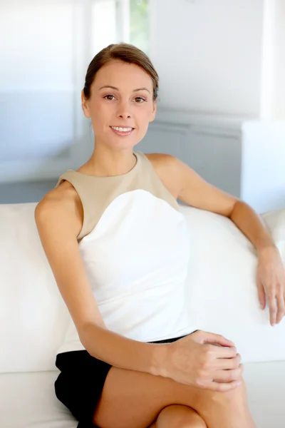 Portret atrakcyjna kobieta siedzi w kanapie — Zdjęcie stockowe