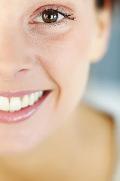 Closeup krásná žena úsměv — Stock fotografie