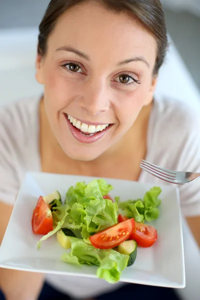 Крупный план веселой женщины, поедающей свежий салат — стоковое фото