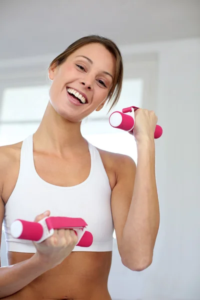 Fitness menina levantando halteres no ginásio — Fotografia de Stock