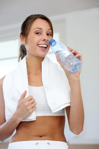 Joyeux fitness fille boire de l'eau après l'exercice — Photo