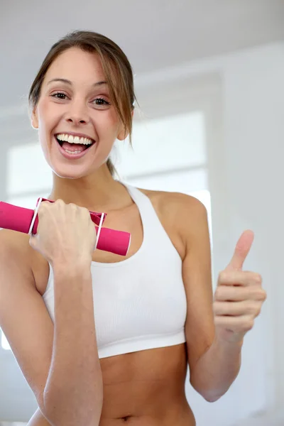 Fitness menina levantando halteres no ginásio — Fotografia de Stock