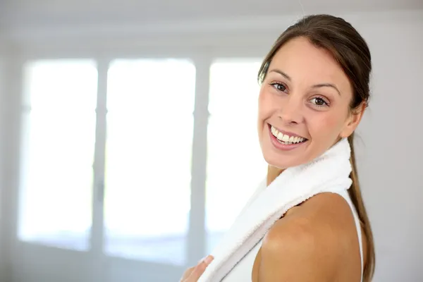 Porträt einer fröhlichen Frau, die im Fitnessstudio trainiert — Stockfoto