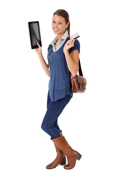 Menina de compras usando tablet e cartão de crédito — Fotografia de Stock