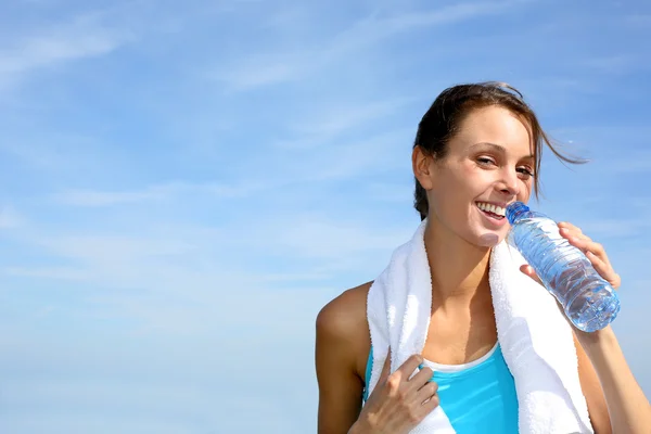 Sete fitness ragazza in possesso di bottiglia d'acqua — Foto Stock