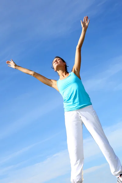 Woman doing yoga exercises in countryside — Stock Photo, Image