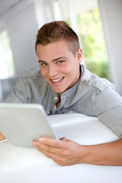 年轻男子在家中使用电子平板电脑 — 图库照片